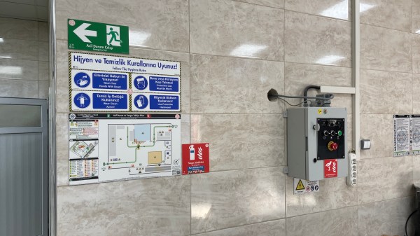 Elektrik Acil Durum Başlığı
Önleyici Tedbirler Müdahale Prosedürleri
Uyarı Levhaları ve Talimatlar