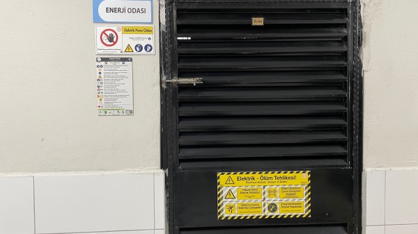 Elektrik Acil Durum Başlığı
Önleyici Tedbirler Müdahale Prosedürleri
Uyarı Levhaları ve Talimatlar