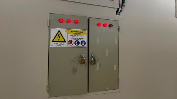 Elektrik Acil Durum Başlığı
Önleyici Tedbirler Müdahale Prosedürleri
Uyarı Levhaları ve Talimatlar