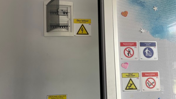 Elektrik Acil Durum Başlığı
Önleyici Tedbirler Müdahale Prosedürleri
Uyarı Levhaları ve Talimatlar