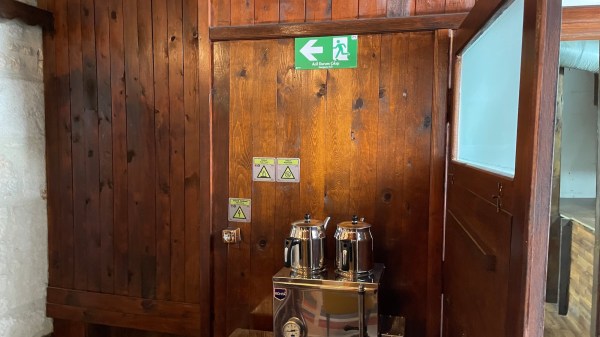 Elektrik Acil Durum Başlığı
Önleyici Tedbirler Müdahale Prosedürleri
Uyarı Levhaları ve Talimatlar